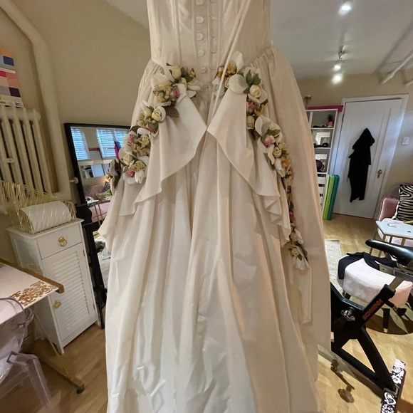 Wedding dress - Picture 9 of 16